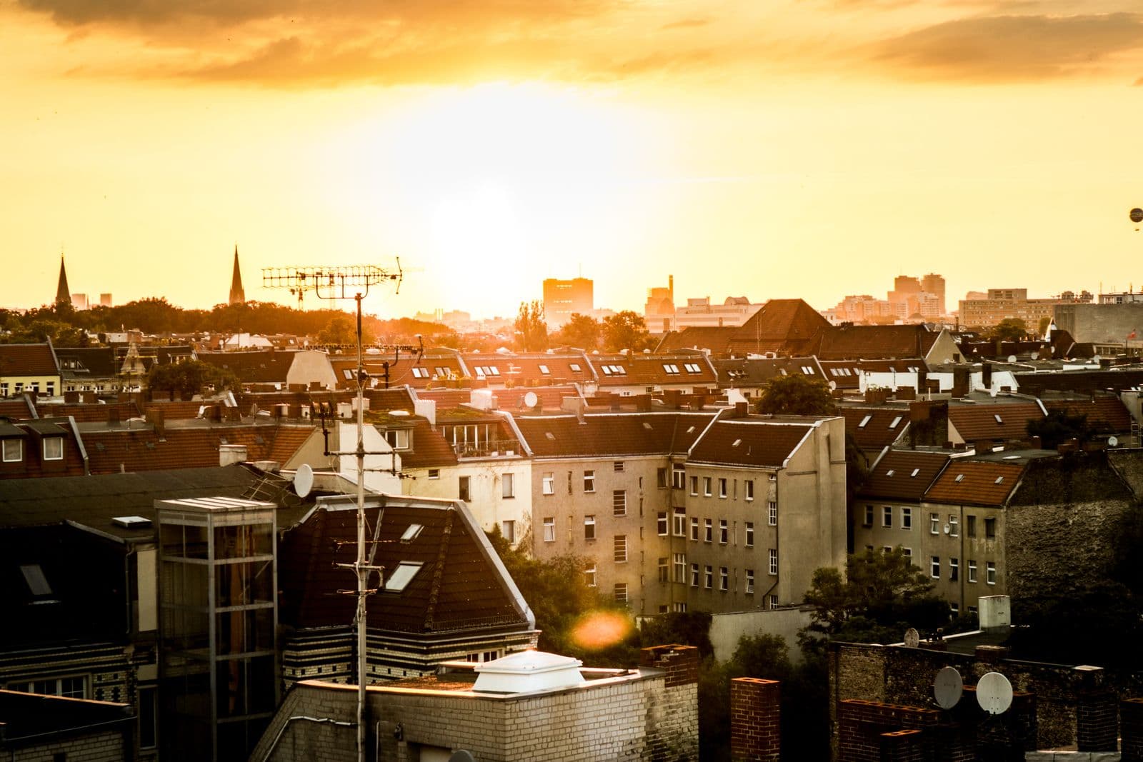 Berliner Dächer im warmen Abendlicht
